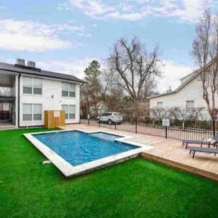 City Outside & Tranquility Inside Dallas Exterior photo