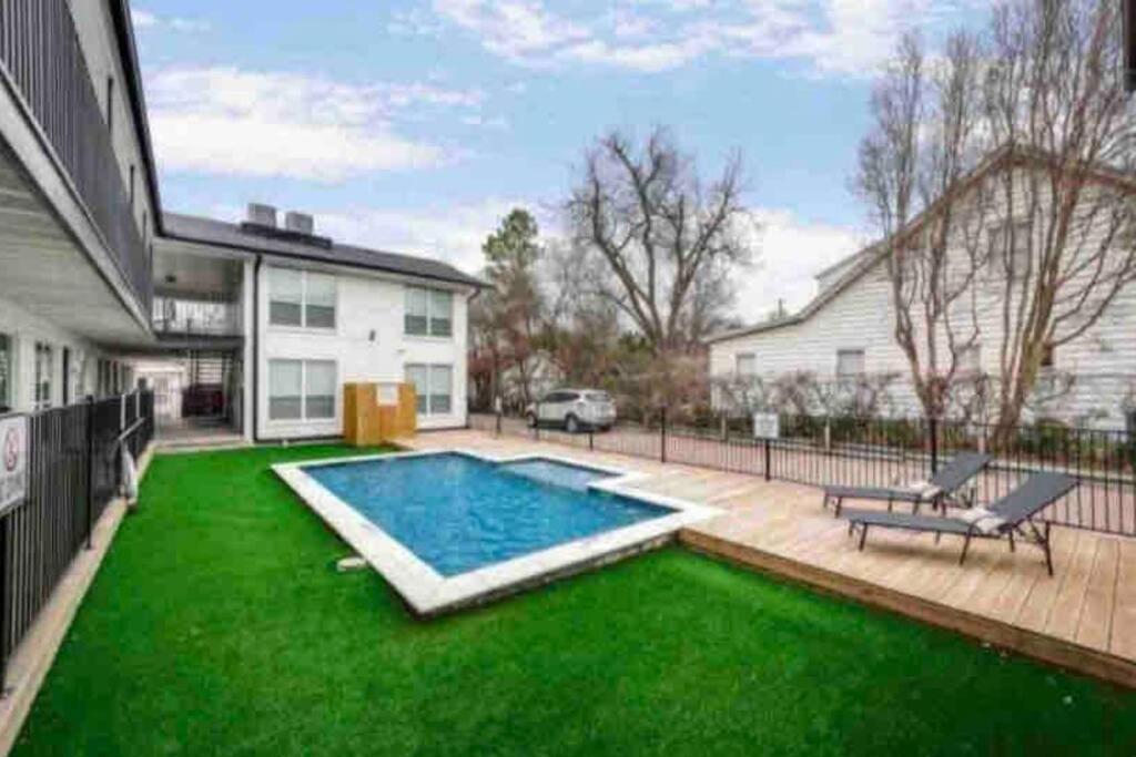 City Outside & Tranquility Inside Dallas Exterior photo