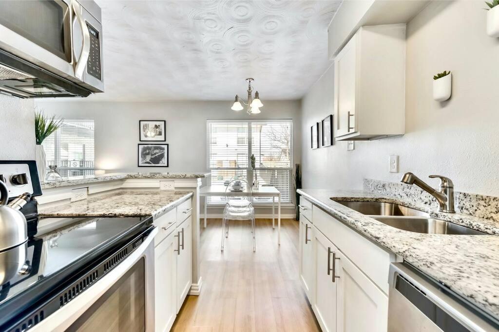 City Outside & Tranquility Inside Dallas Exterior photo