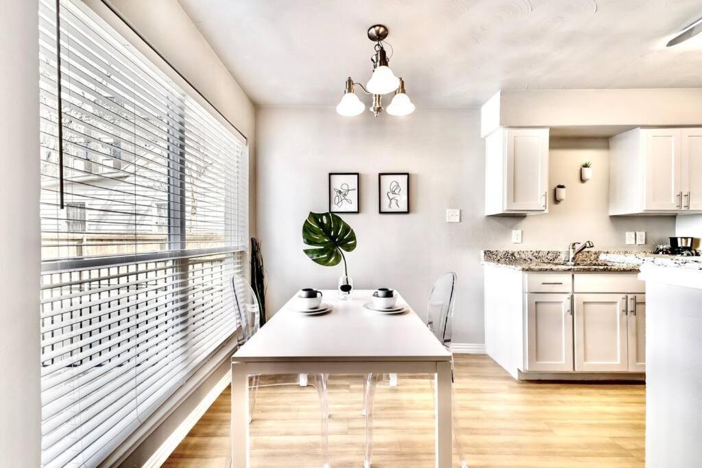 City Outside & Tranquility Inside Dallas Exterior photo