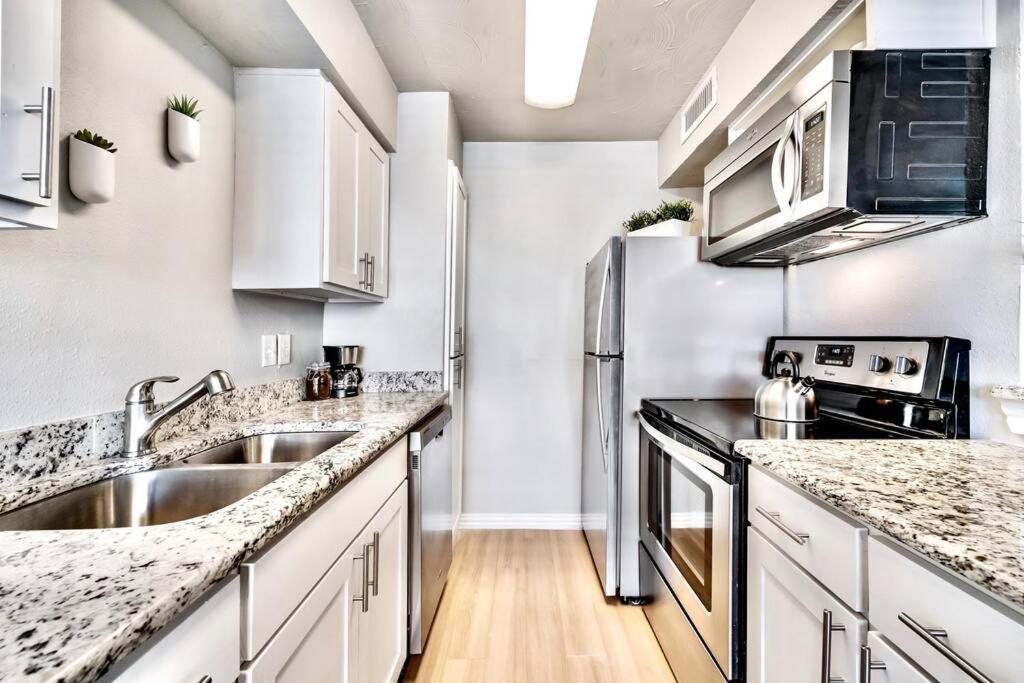 City Outside & Tranquility Inside Dallas Exterior photo
