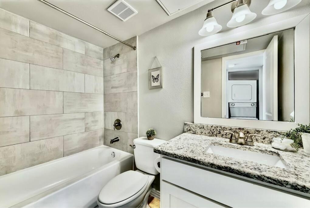 City Outside & Tranquility Inside Dallas Exterior photo