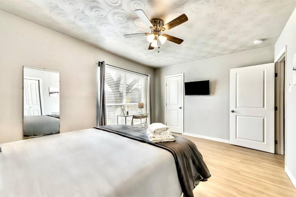 City Outside & Tranquility Inside Dallas Exterior photo
