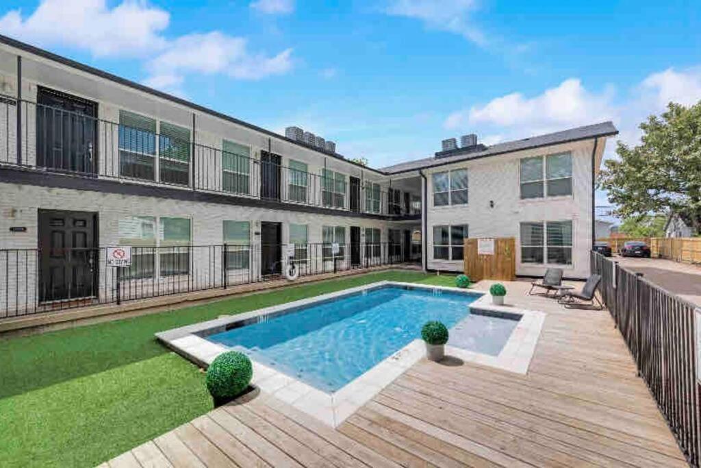 City Outside & Tranquility Inside Dallas Exterior photo