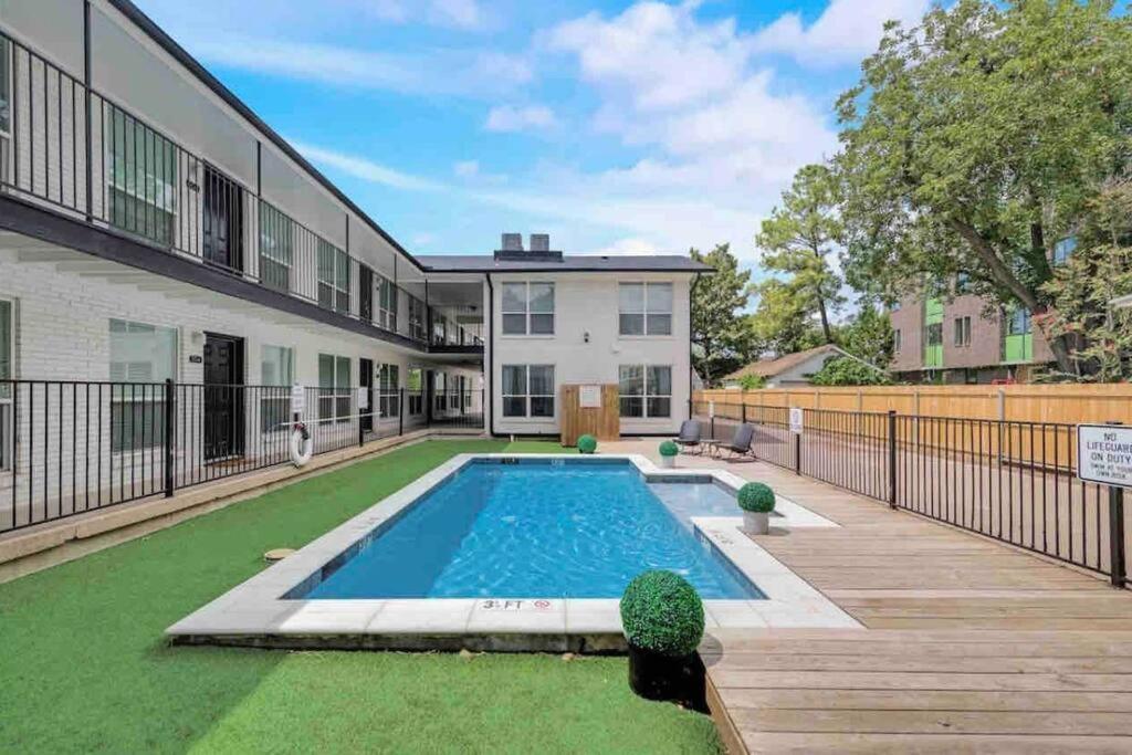 City Outside & Tranquility Inside Dallas Exterior photo